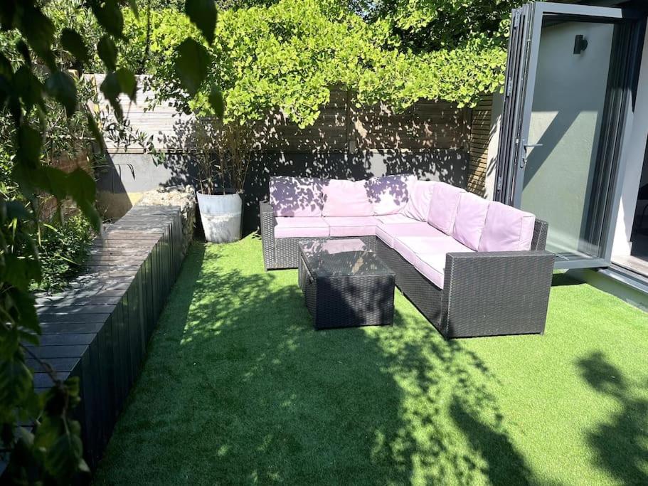 The Hideaway with own private sunny garden view 2