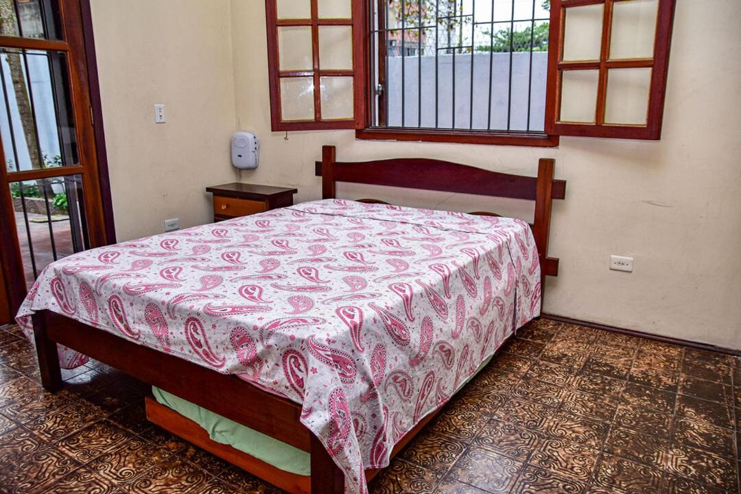 Casa c piscina e churrasqueira no Guarujá - SP