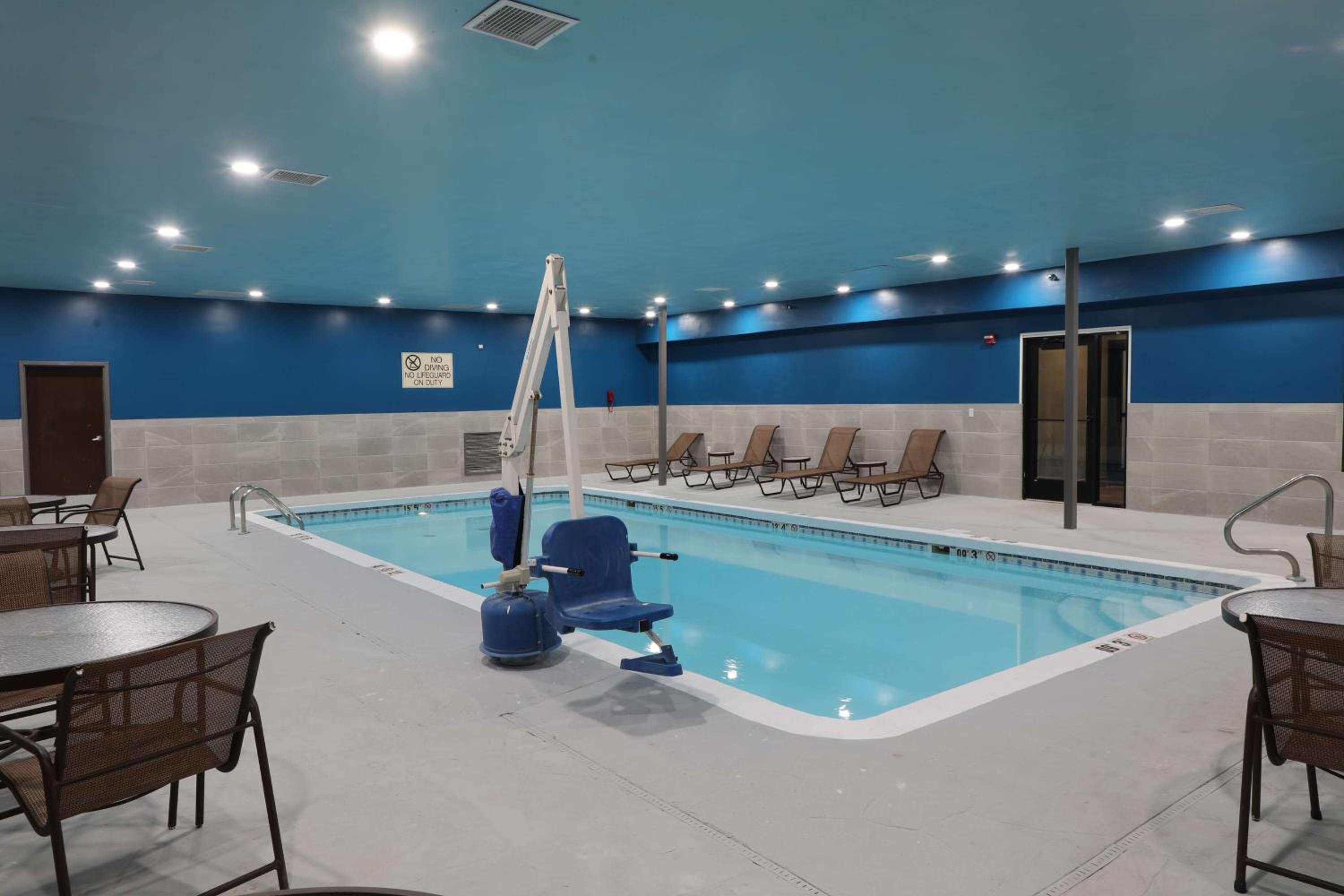 Hutchinson Vacations - Hampton Inn Hutchinson - Property Image 2