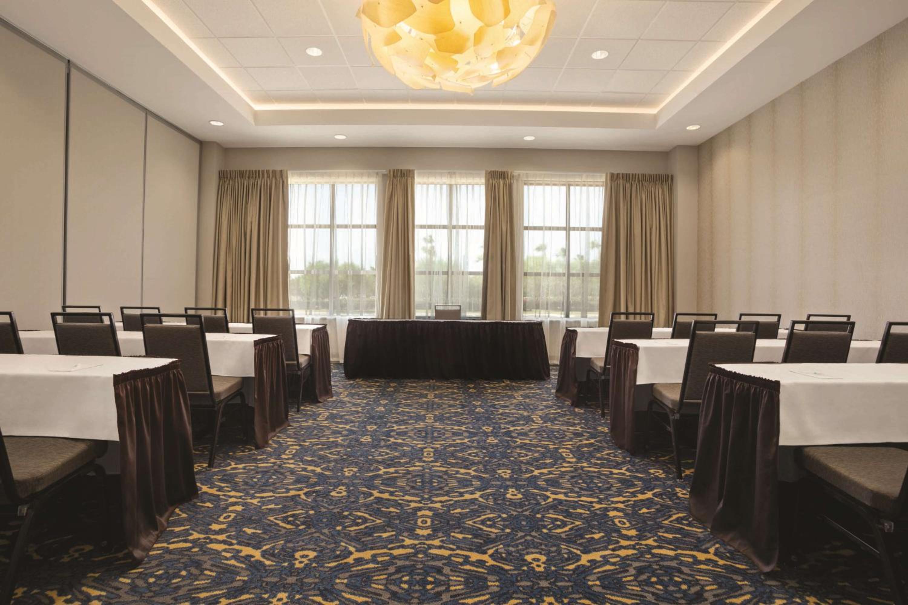 Embassy Suites by Hilton McAllen Convention Center 2