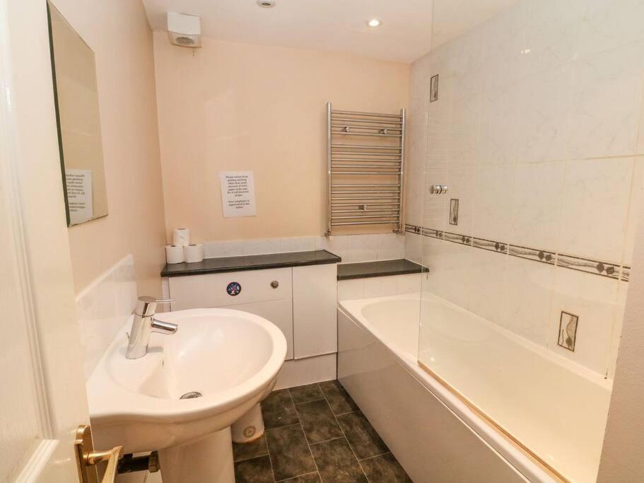 Central 2 Bed Ground floor Appt view 5