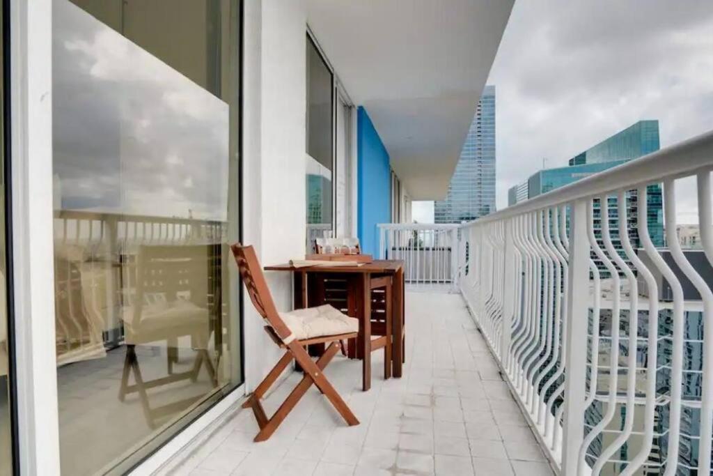 Chic Penthouse: 3BR x Pool x Gym x 2 Parking Spots