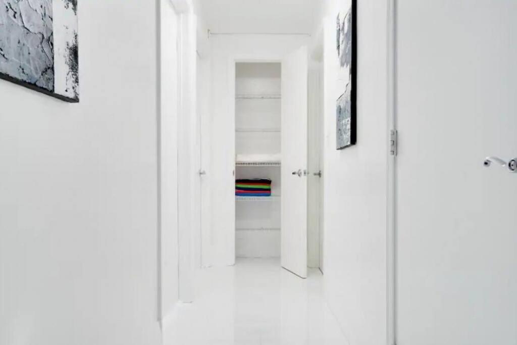 Chic Penthouse: 3BR x Pool x Gym x 2 Parking Spots