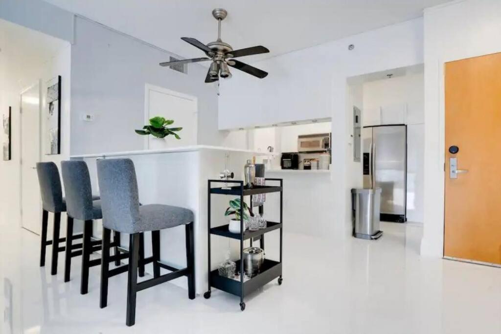 Chic Penthouse: 3BR x Pool x Gym x 2 Parking Spots
