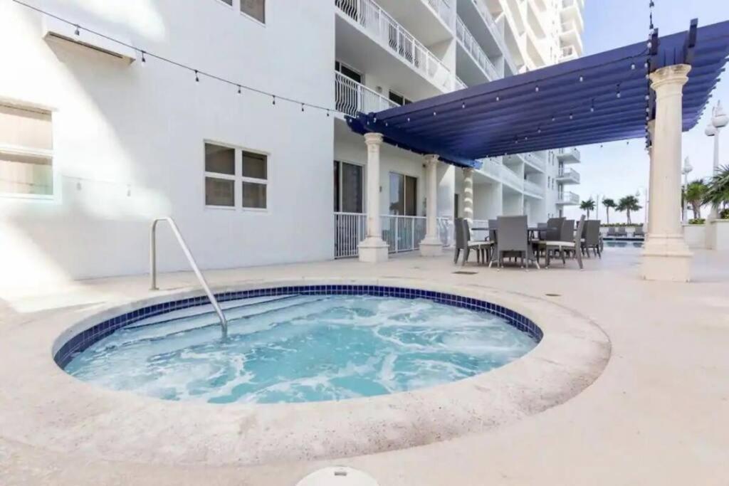 Chic Penthouse: 3BR x Pool x Gym x 2 Parking Spots