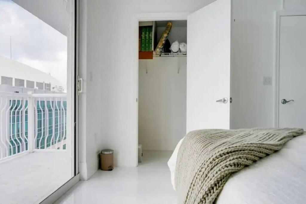 Chic Penthouse: 3BR x Pool x Gym x 2 Parking Spots