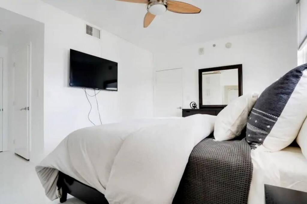 Chic Penthouse: 3BR x Pool x Gym x 2 Parking Spots