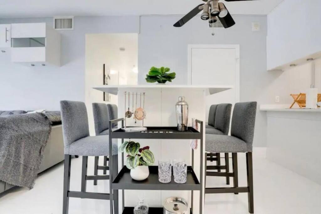 Chic Penthouse: 3BR x Pool x Gym x 2 Parking Spots