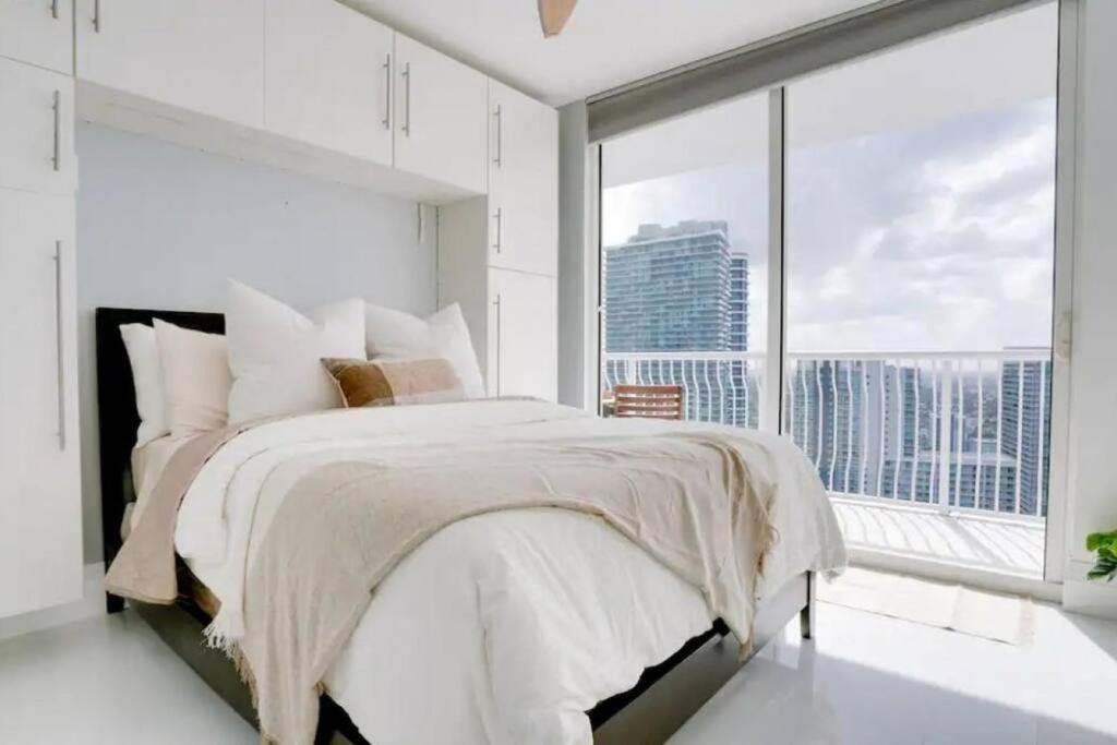 Chic Penthouse: 3BR x Pool x Gym x 2 Parking Spots