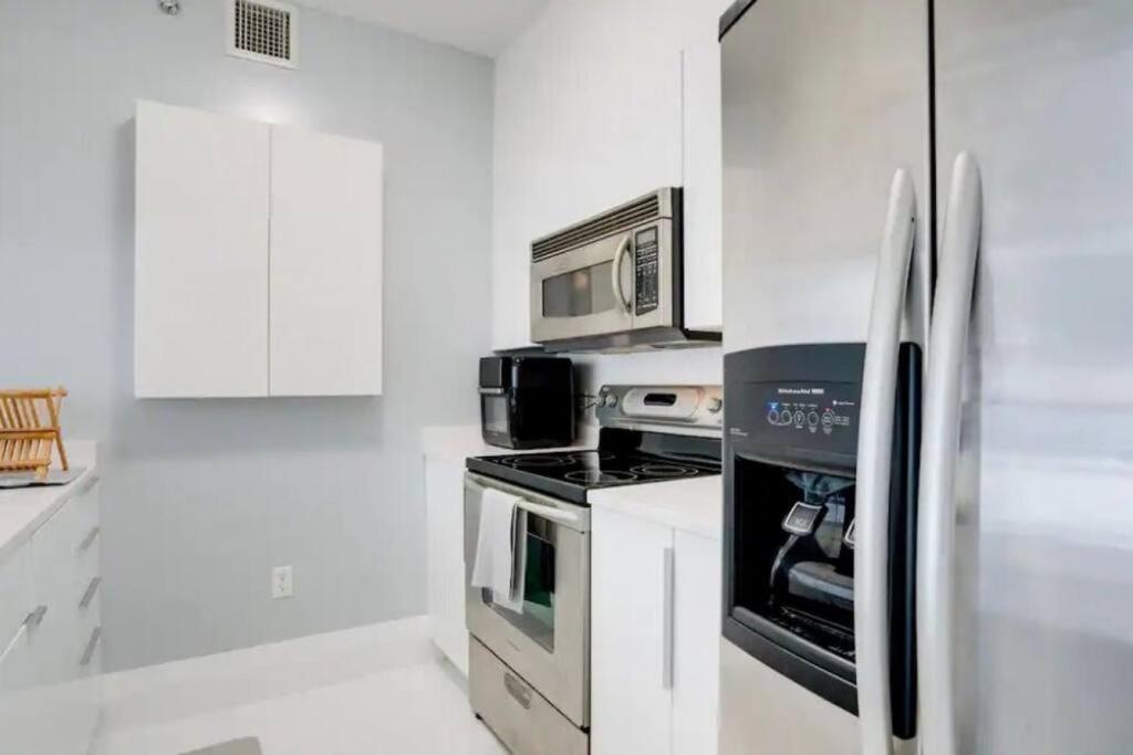 Chic Penthouse: 3BR x Pool x Gym x 2 Parking Spots