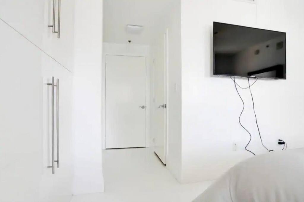 Chic Penthouse: 3BR x Pool x Gym x 2 Parking Spots