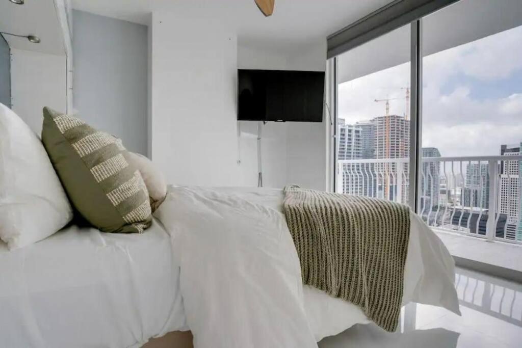 Chic Penthouse: 3BR x Pool x Gym x 2 Parking Spots