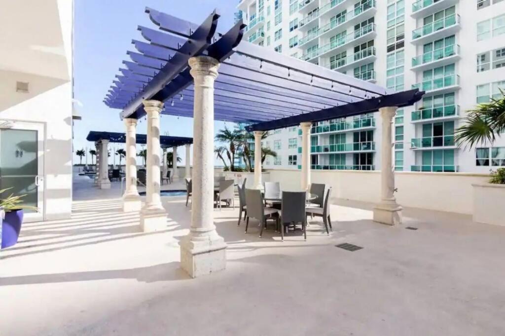 Chic Penthouse: 3BR x Pool x Gym x 2 Parking Spots