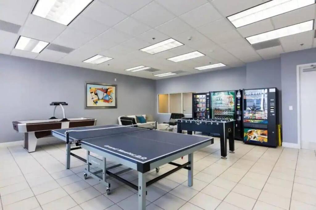 Chic Penthouse: 3BR x Pool x Gym x 2 Parking Spots