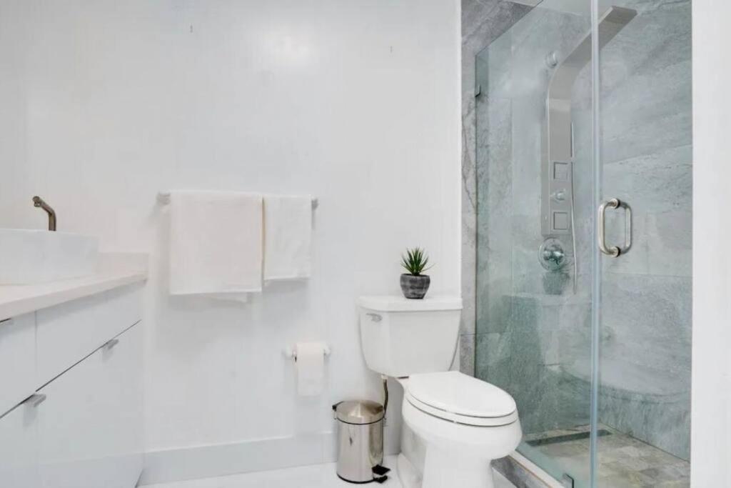 Chic Penthouse: 3BR x Pool x Gym x 2 Parking Spots