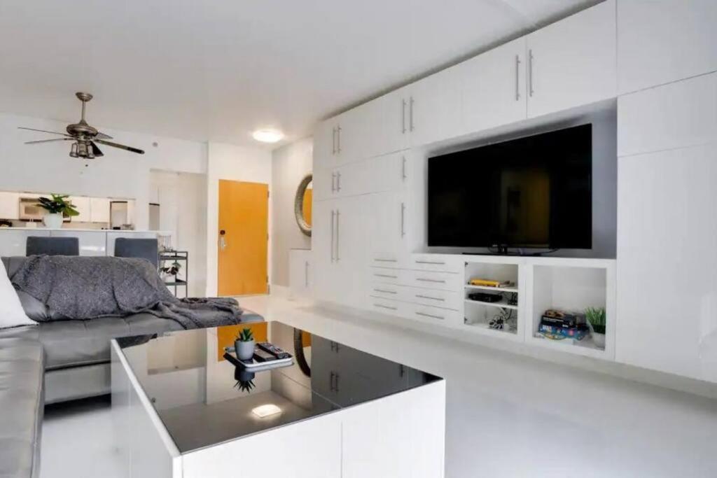 Chic Penthouse: 3BR x Pool x Gym x 2 Parking Spots