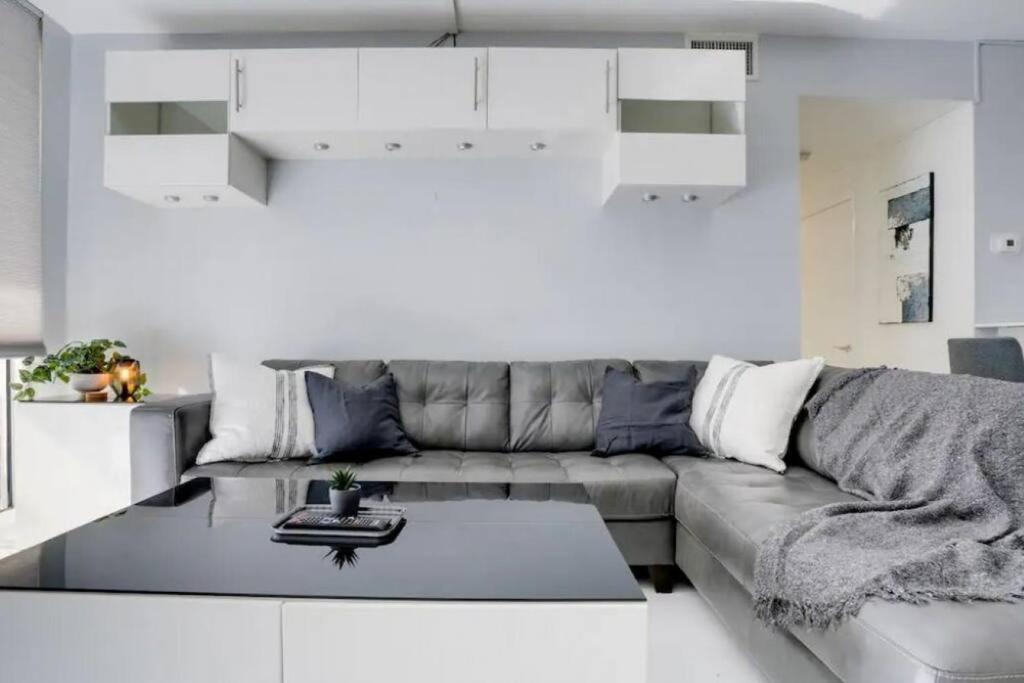 Chic Penthouse: 3BR x Pool x Gym x 2 Parking Spots