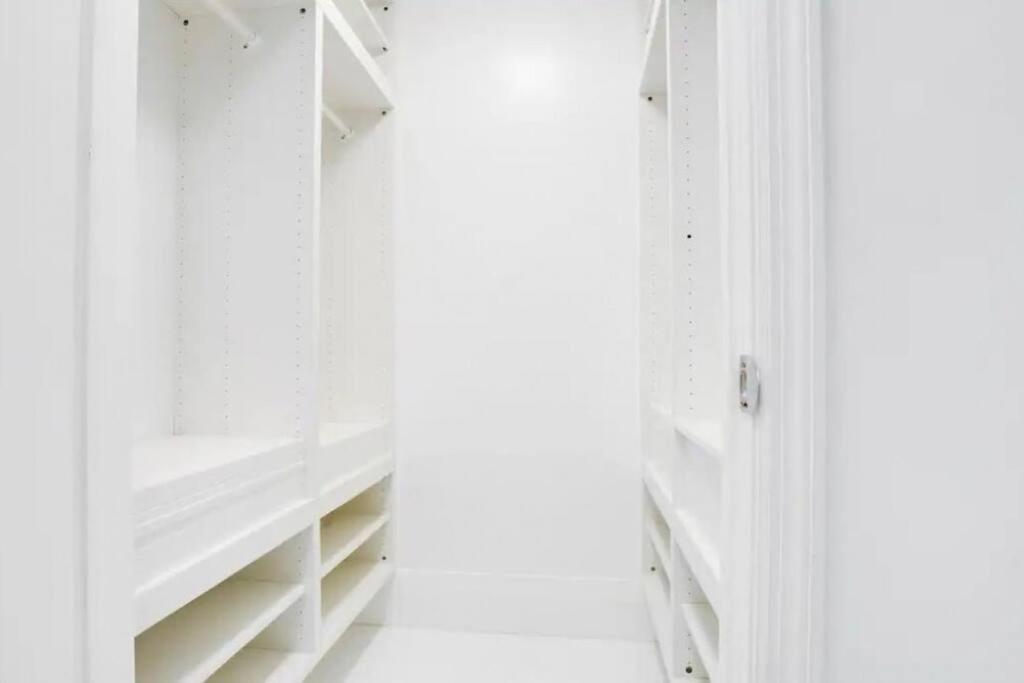 Chic Penthouse: 3BR x Pool x Gym x 2 Parking Spots