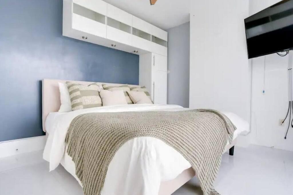 Chic Penthouse: 3BR x Pool x Gym x 2 Parking Spots