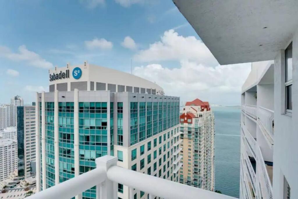 Chic Penthouse: 3BR x Pool x Gym x 2 Parking Spots