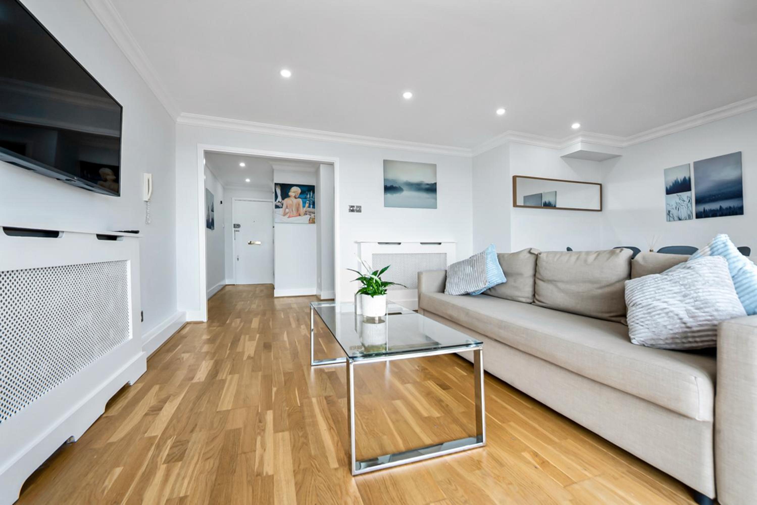 Stunning Flat on King's Road, Chelsea with Balcony