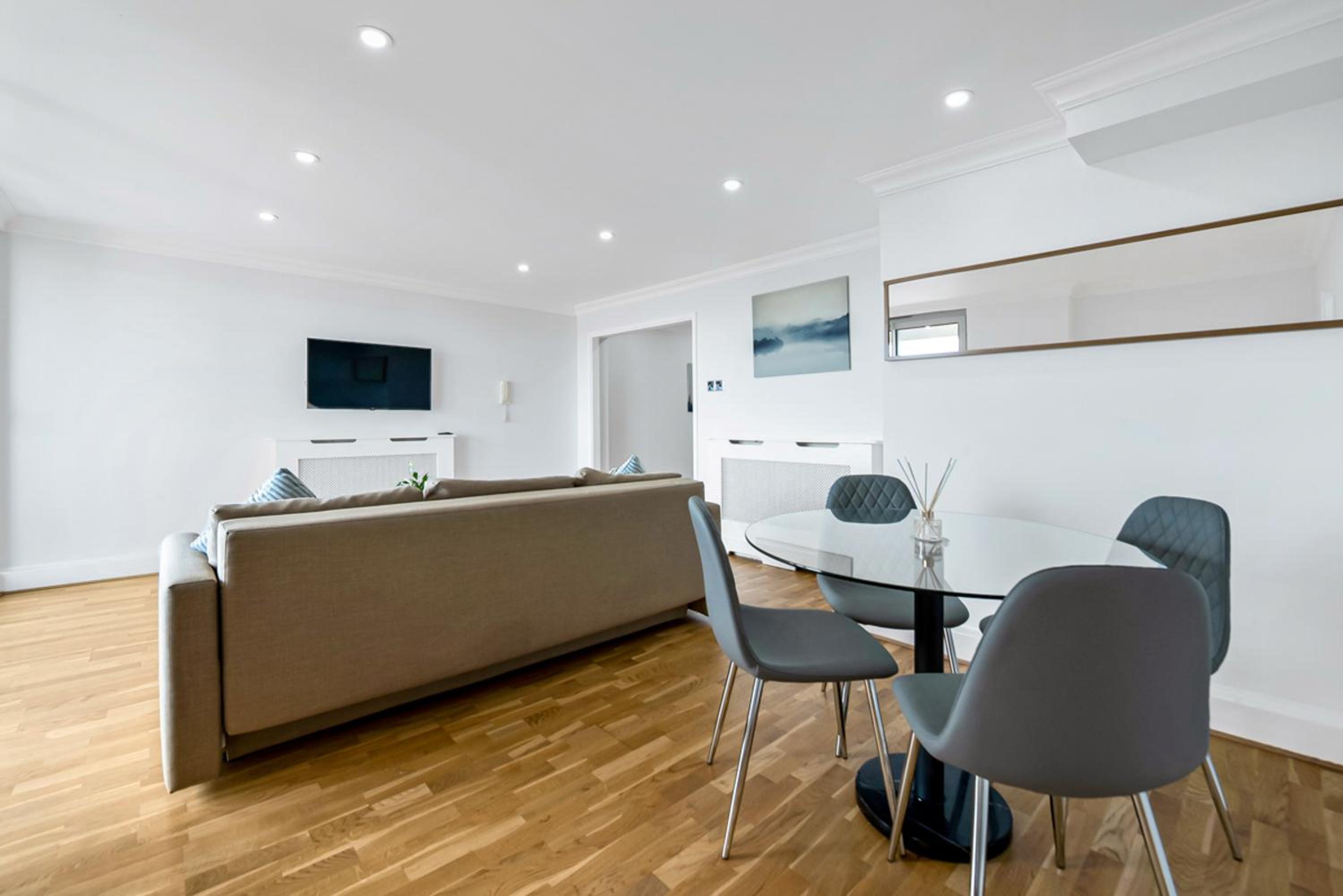 Stunning Flat on King's Road, Chelsea with Balcony