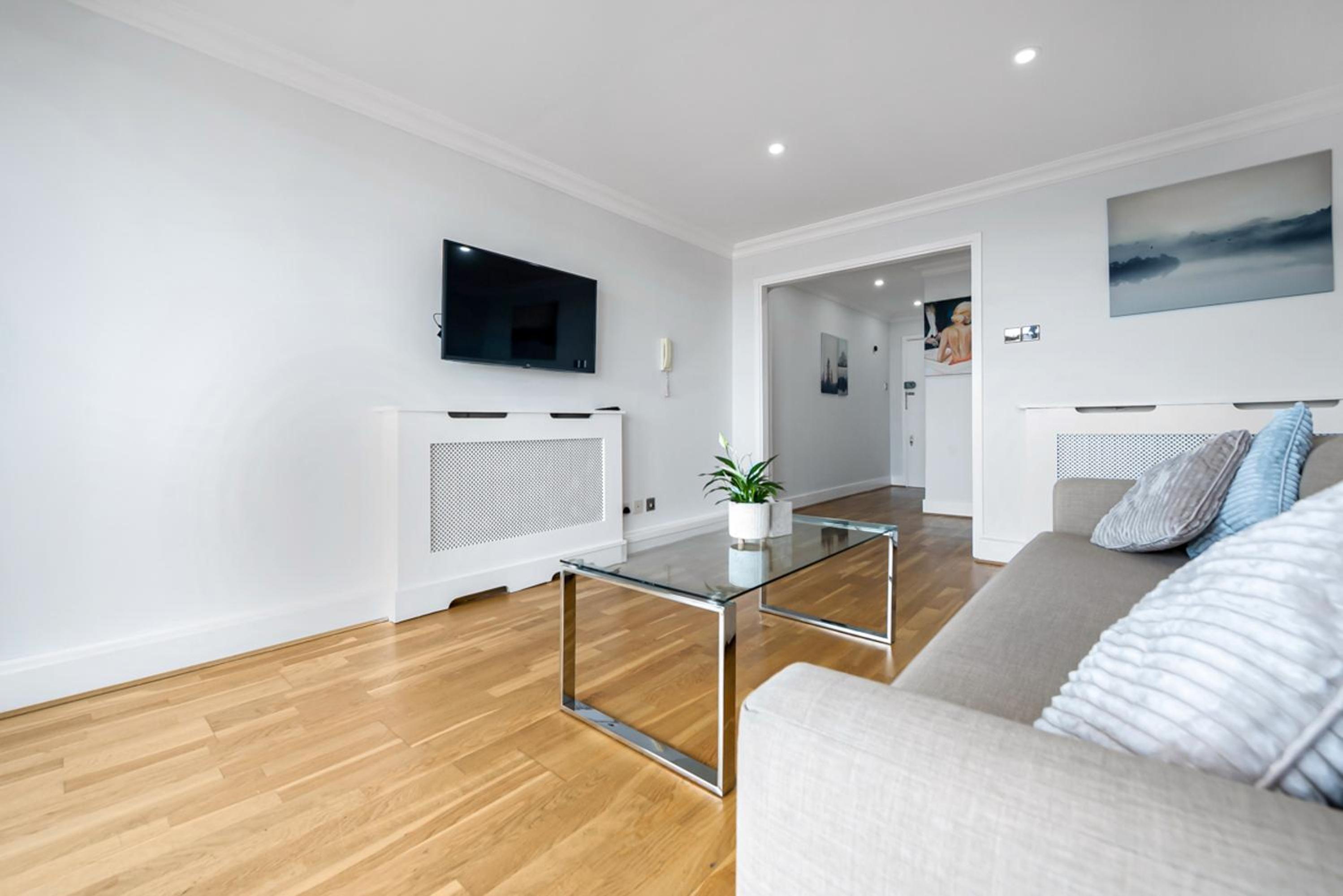 Stunning Flat on King's Road, Chelsea with Balcony