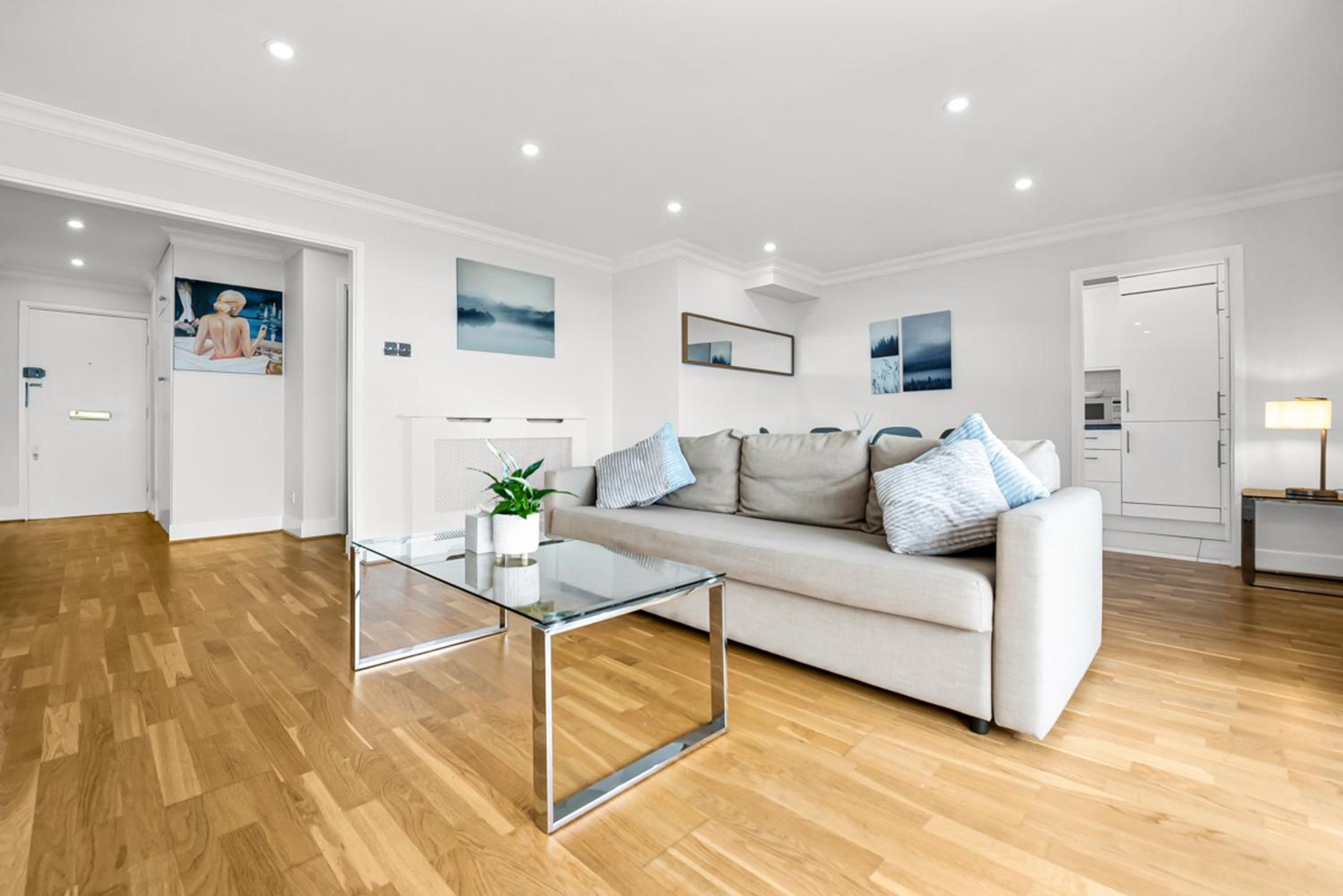 Stunning Flat on King's Road, Chelsea with Balcony