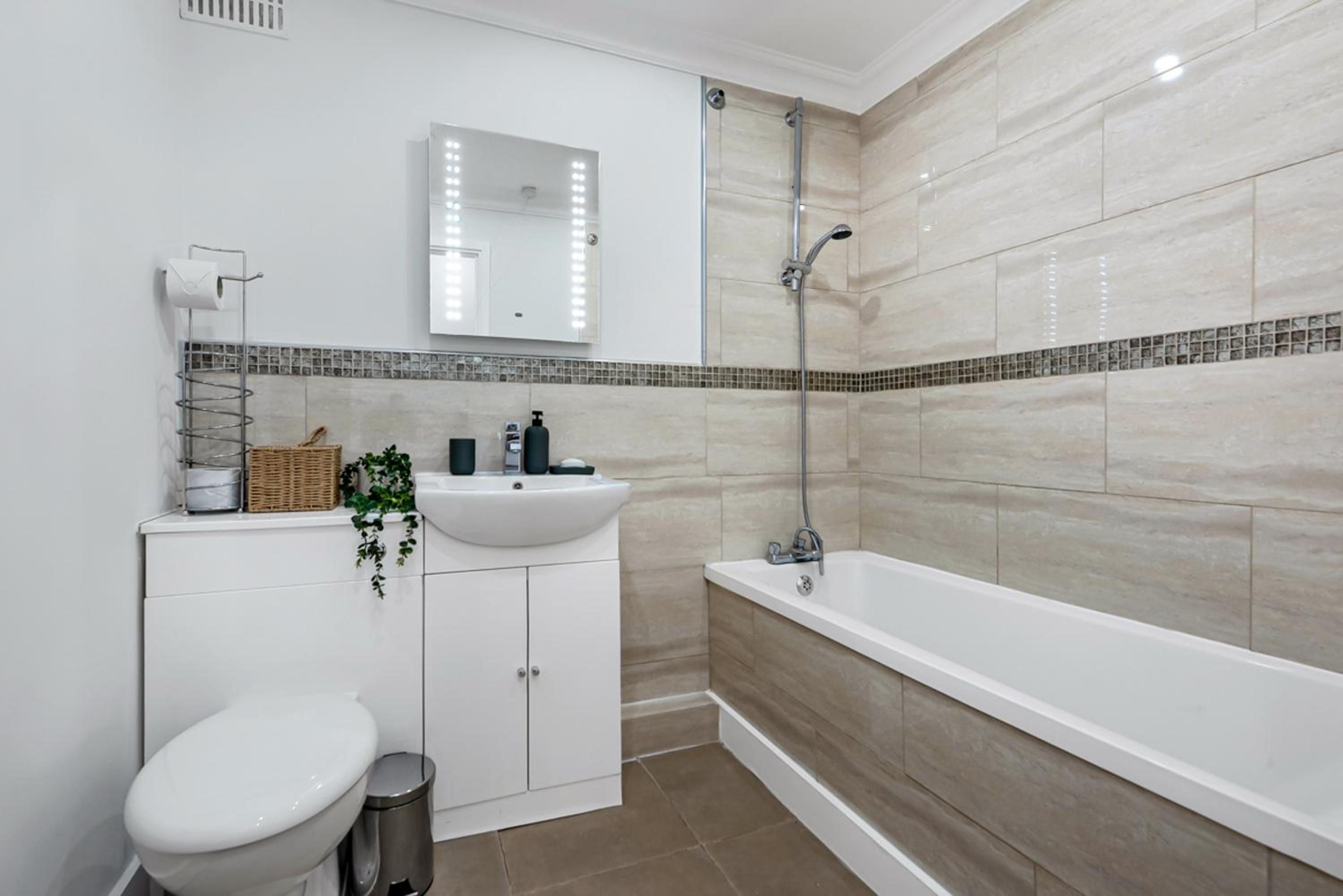Stunning Flat on King's Road, Chelsea with Balcony