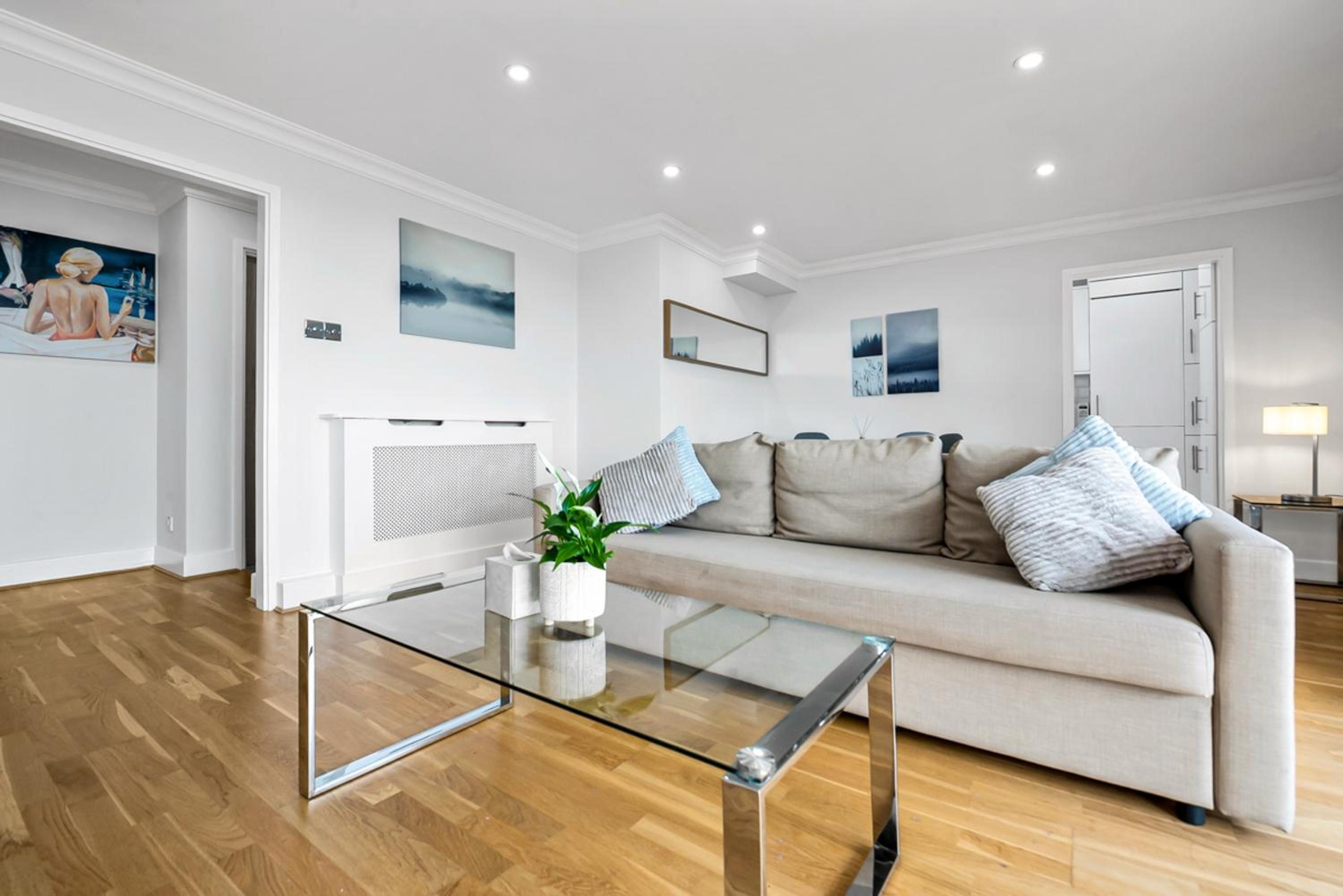 Stunning Flat on King's Road, Chelsea with Balcony