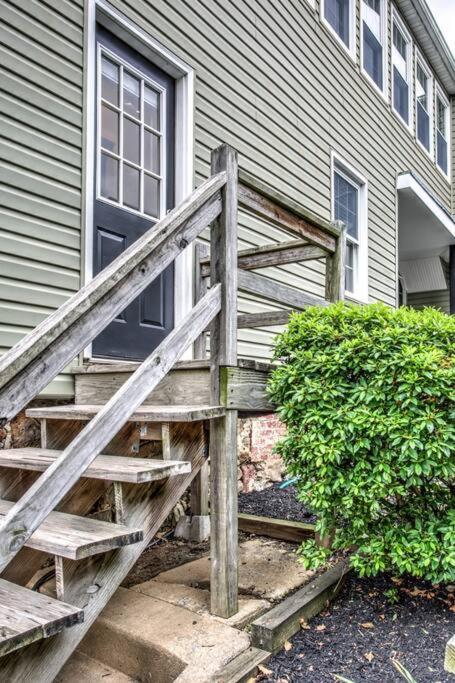Cozy Dark & Moody Home New Reno 10 mins to Lanc view 4