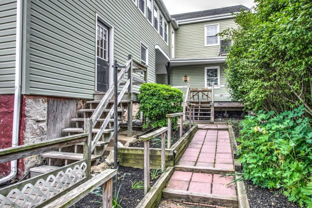 Cozy Dark & Moody Home New Reno 10 mins to Lanc view 3