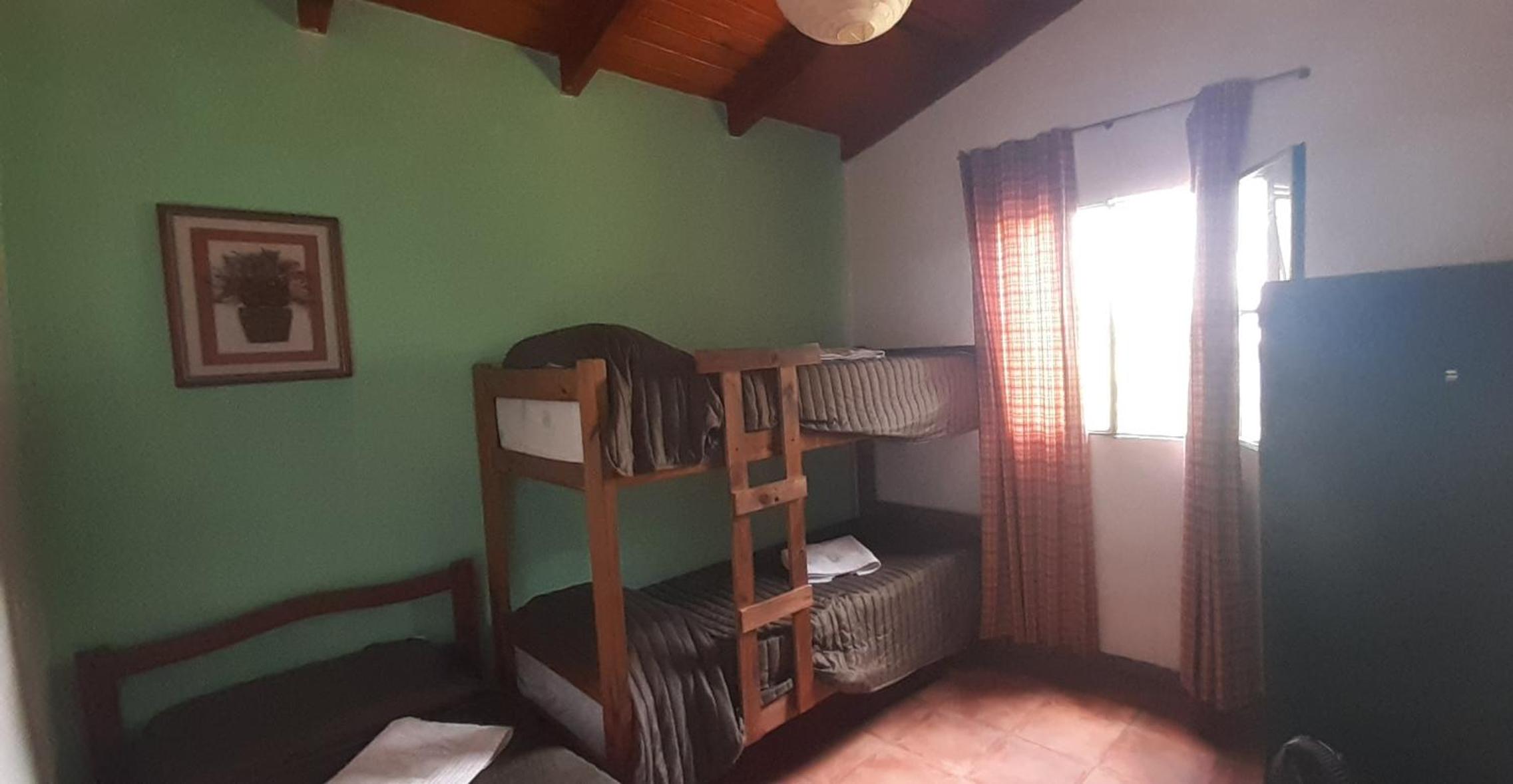 Casas HG-Desayuno sencillo entregado al check in-Pileta normal y climatizada en predio a 5 minutos en auto-Acepta mascotas bajo petición-Cochera para 1 aut