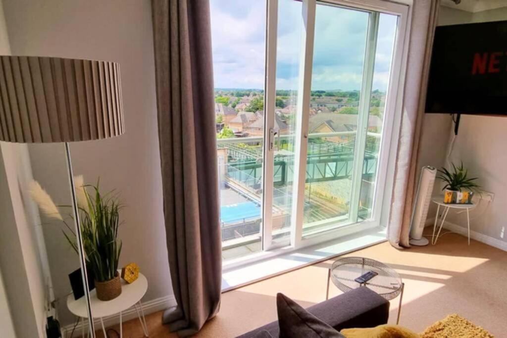 BookApartments.CoHeathrow - Top Apartment Skyline views view 2