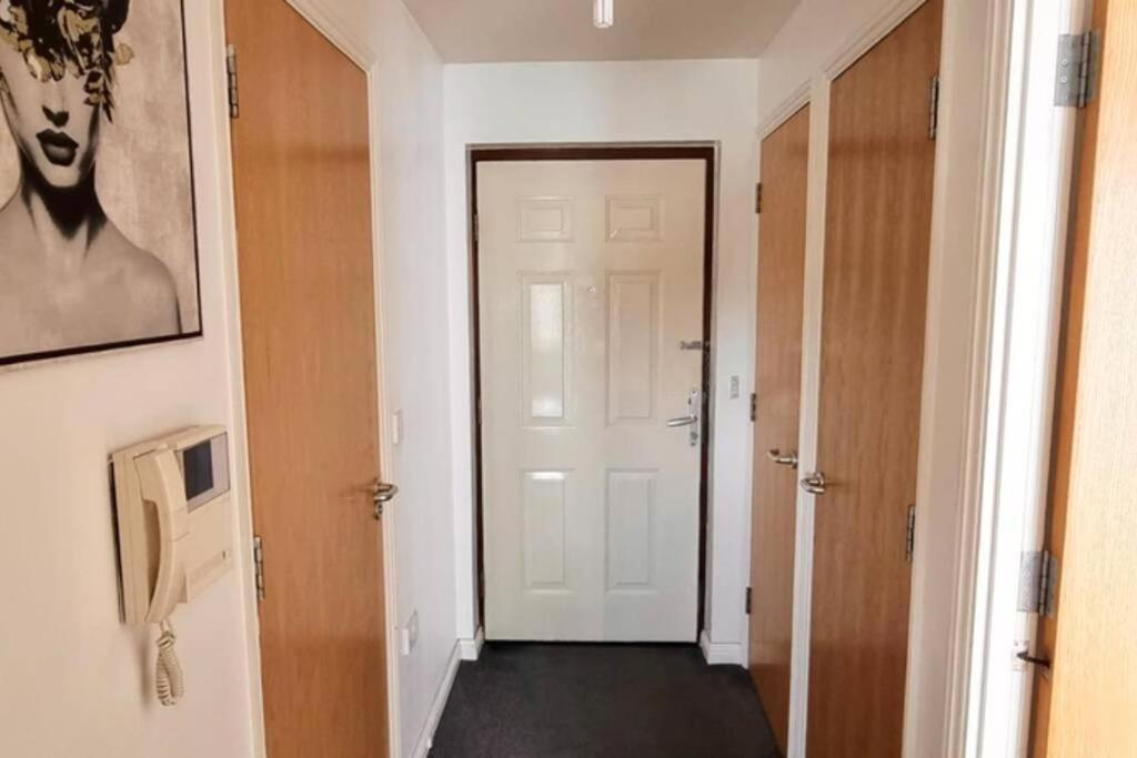 BookApartments.CoHeathrow - Top Apartment Skyline views view 5