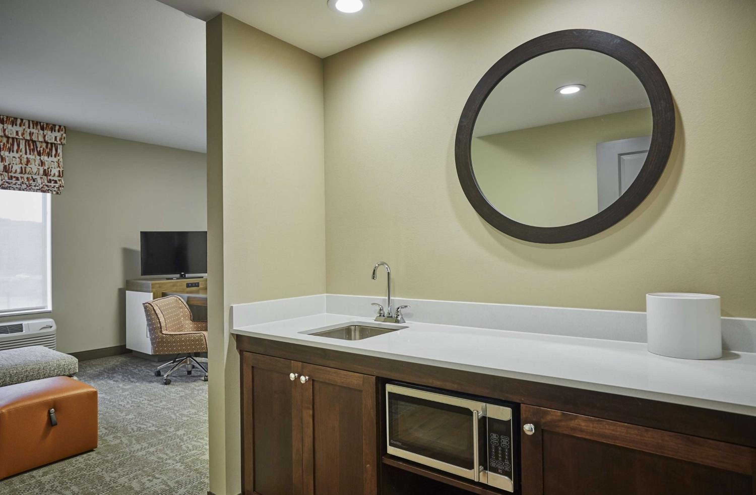 Roseburg Vacations - Hampton Inn  Suites Roseburg - Property Image 1