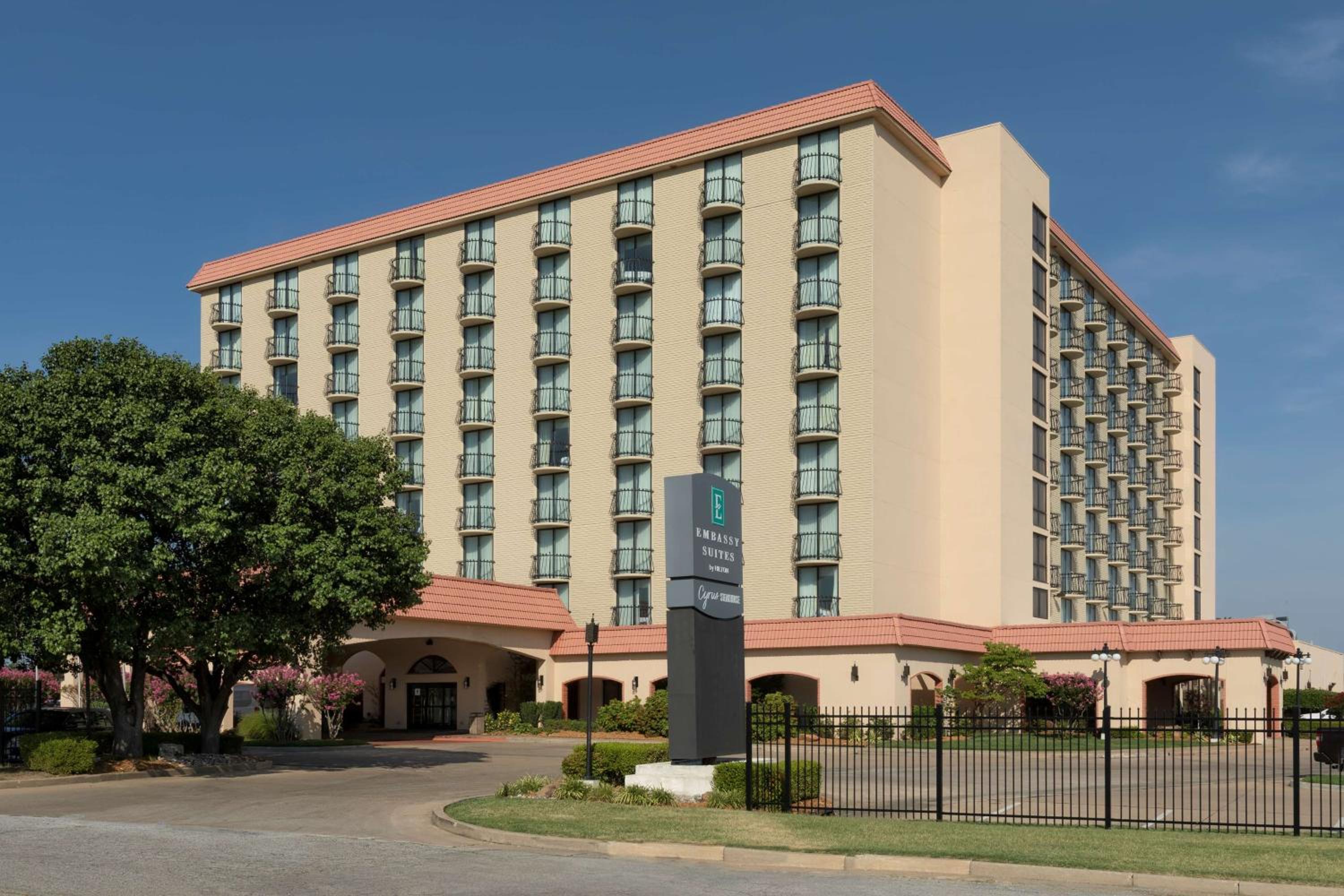 Hotel Embassy Suites by Hilton Tulsa I-44 - Image 1