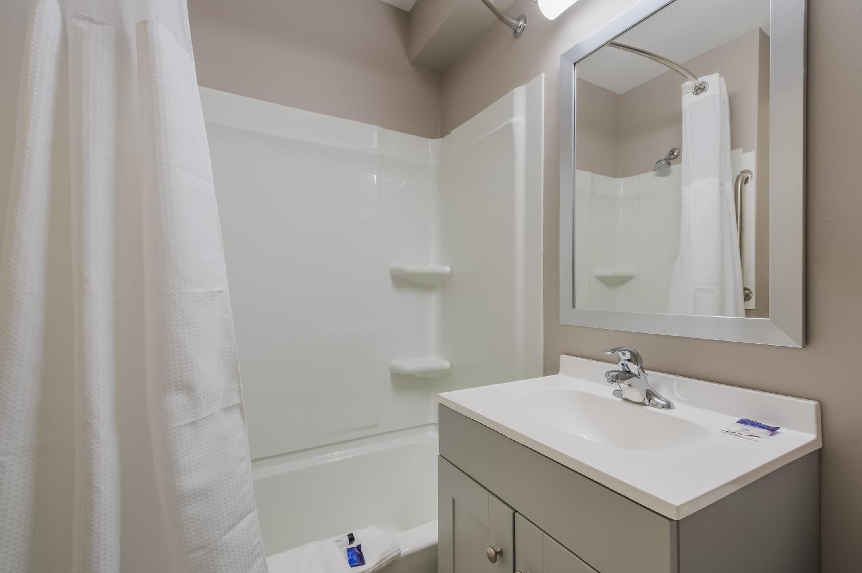 Americas Best Value Inn Farmington view 3