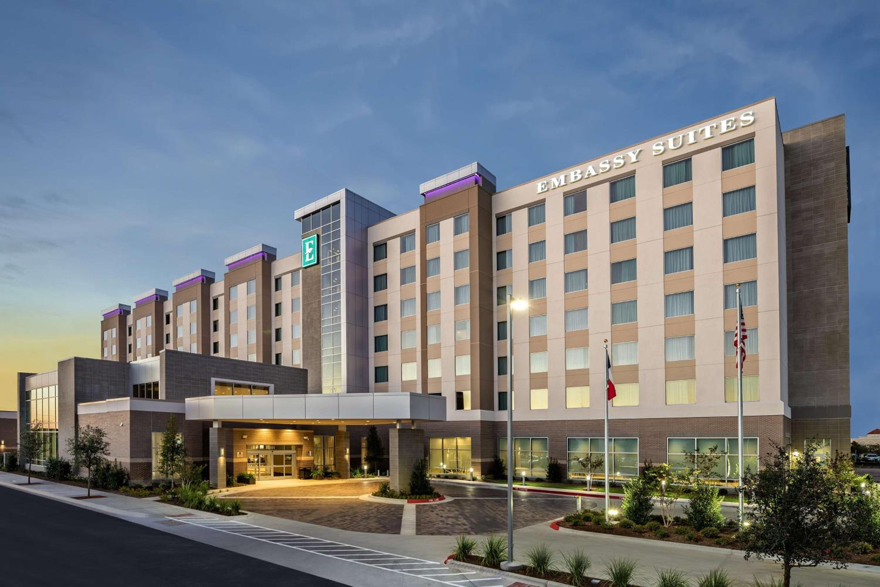 Hotel Embassy Suites By Hilton College Station - Image 1