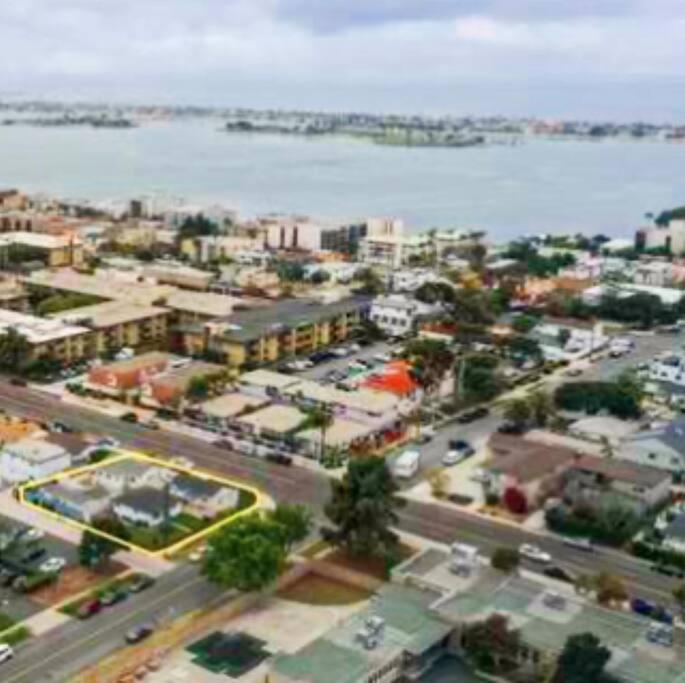 Crown Point Home w/ Cowboy Pool 2 Blocks to Bay view 4