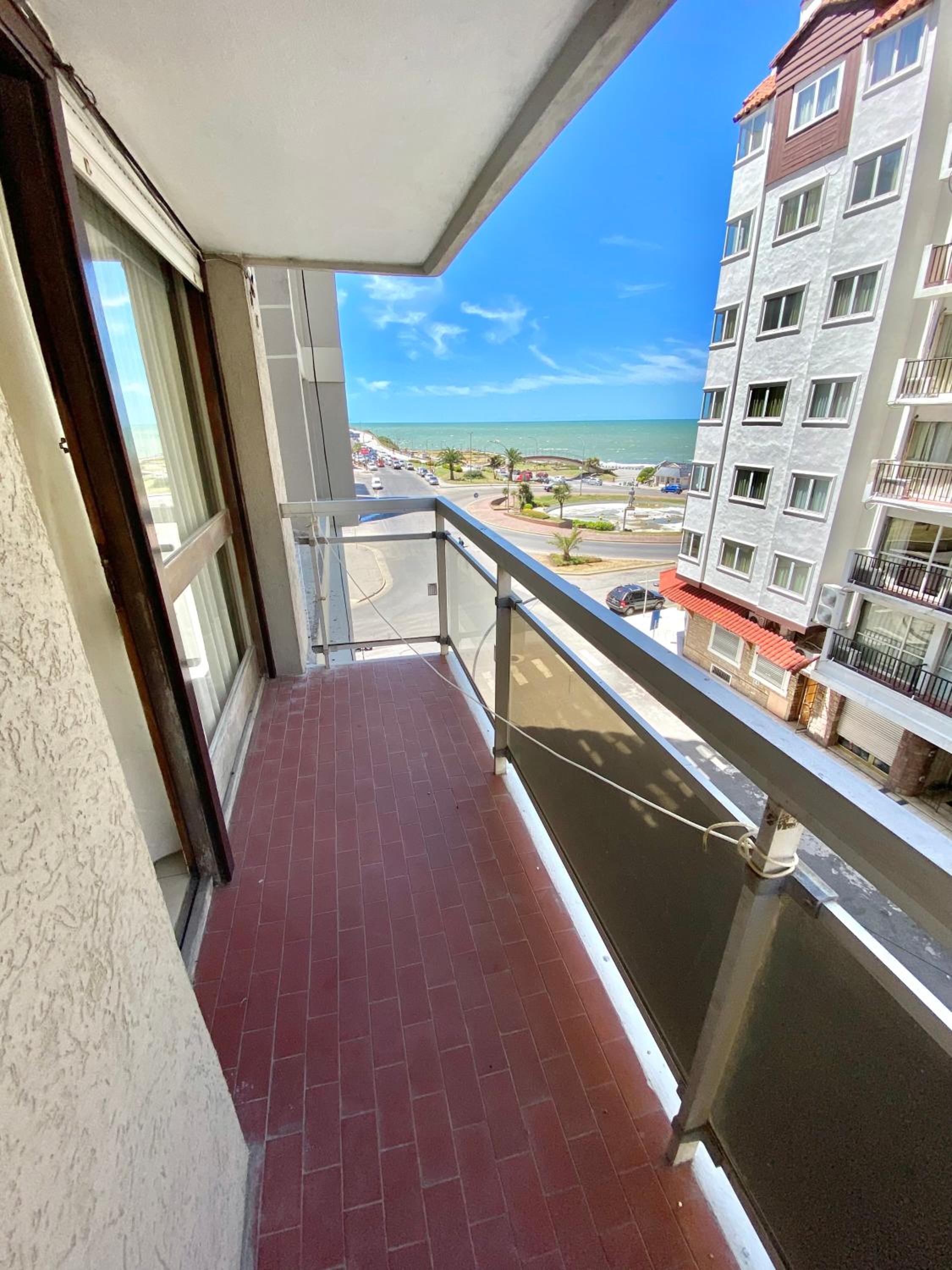 Moderno monoambiente con vista al mar zona centro