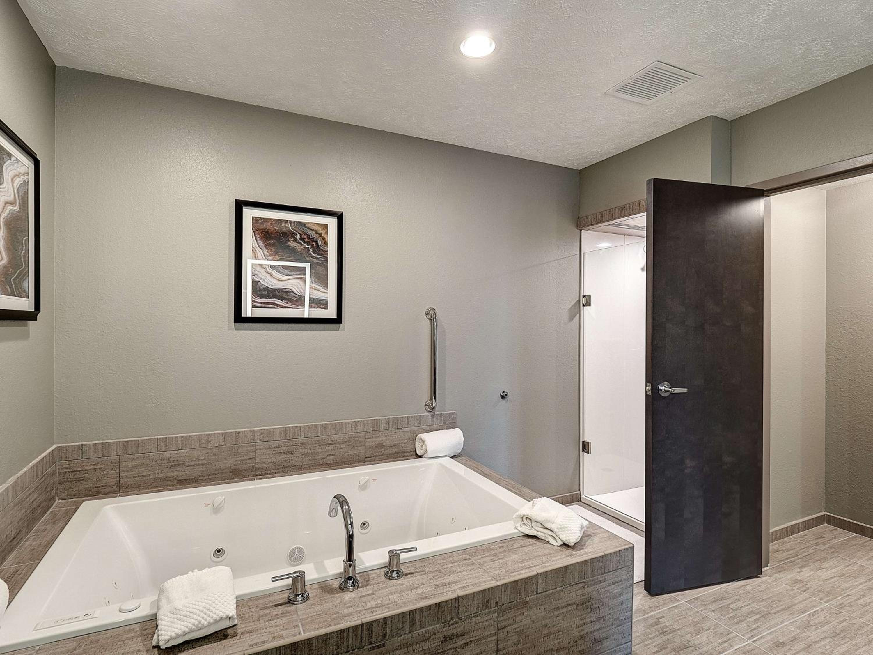 Bloomington Vacations - DoubleTree by Hilton Bloomington - Property Image 49