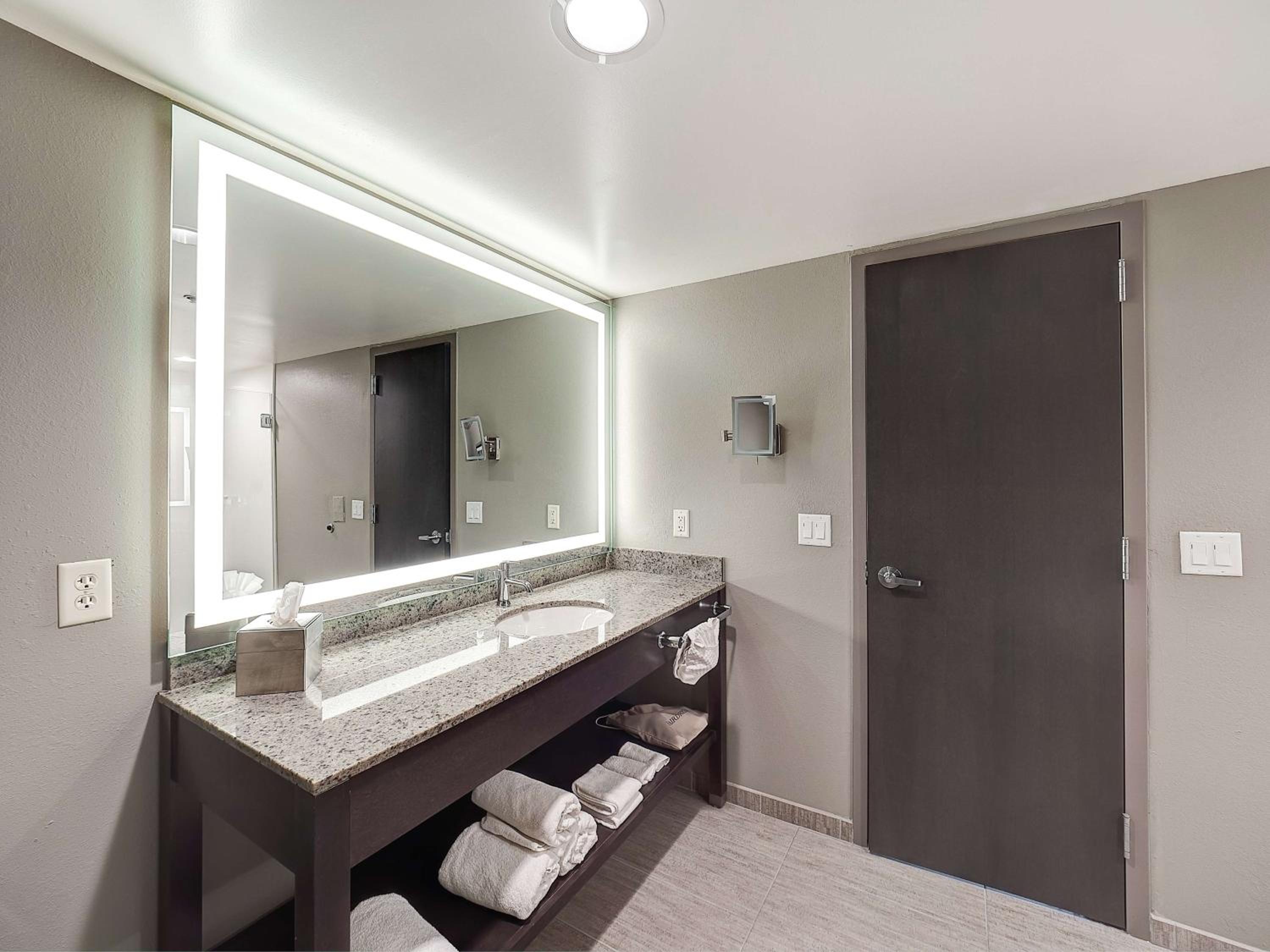 Bloomington Vacations - DoubleTree by Hilton Bloomington - Property Image 77