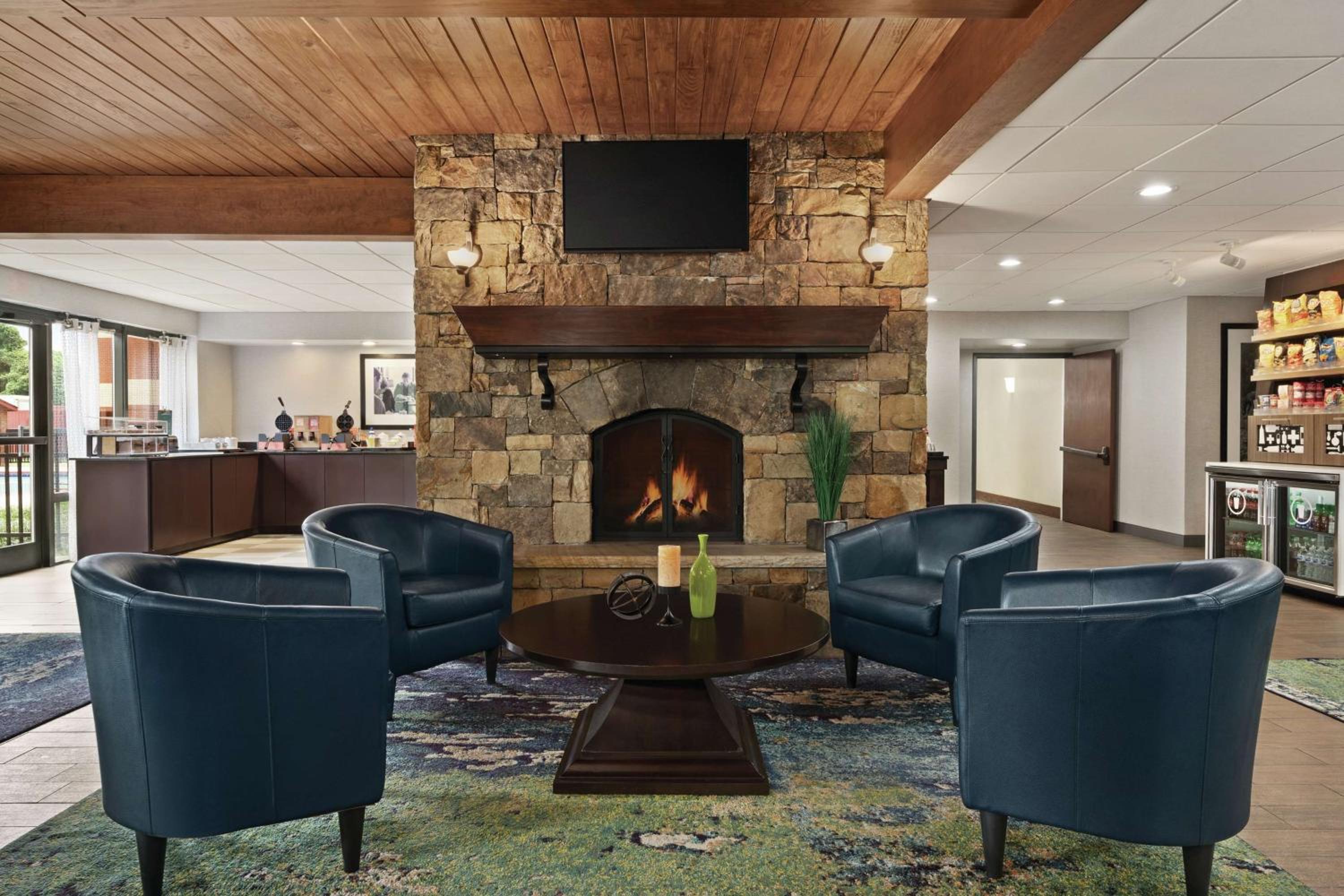 Atlanta Vacations - Hampton Inn Atlanta-Stone Mountain - Property Image 2