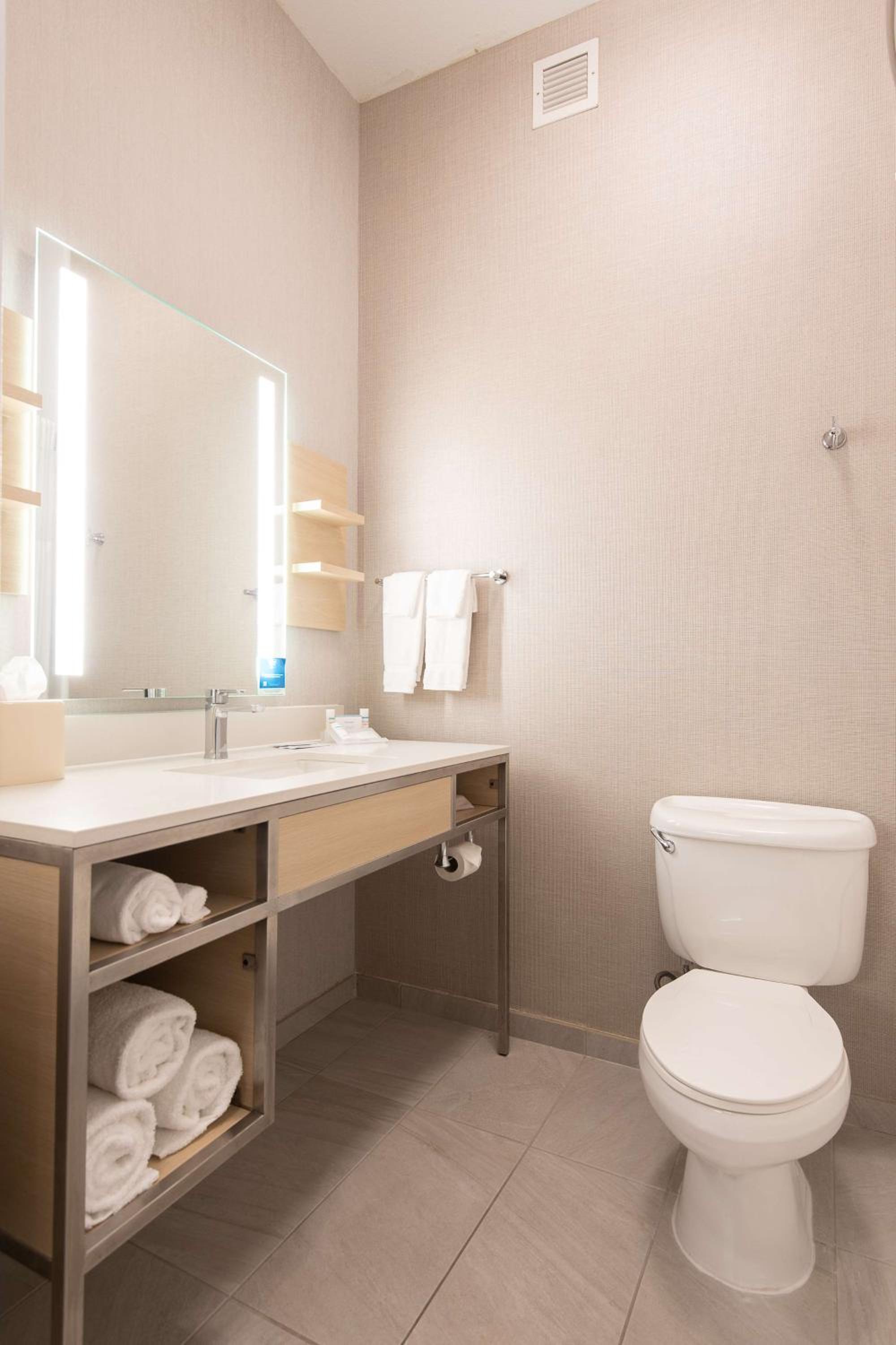 Hilton Garden Inn Calabasas - Property Image 20