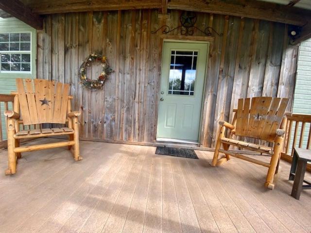 Nueces River Cabins-Oak Cabin