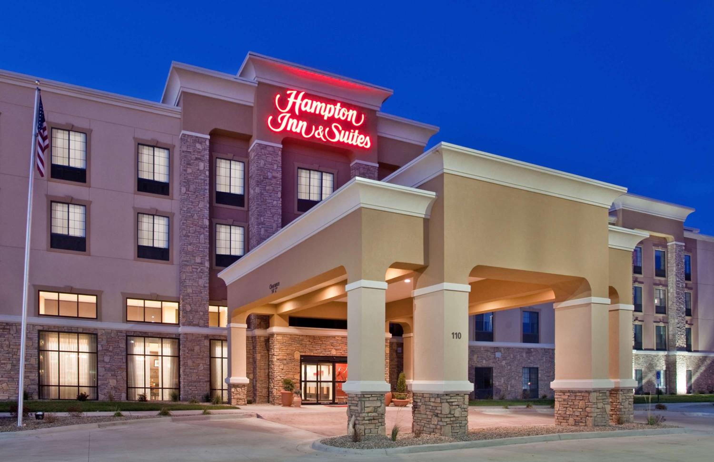 Dickinson Vacations - Hampton Inn  Suites Dickinson ND - Property Image 1