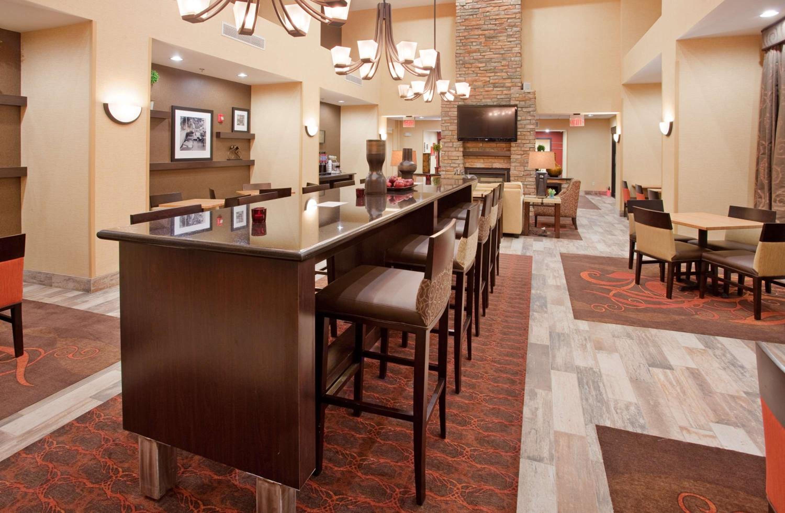 Dickinson Vacations - Hampton Inn  Suites Dickinson ND - Property Image 8