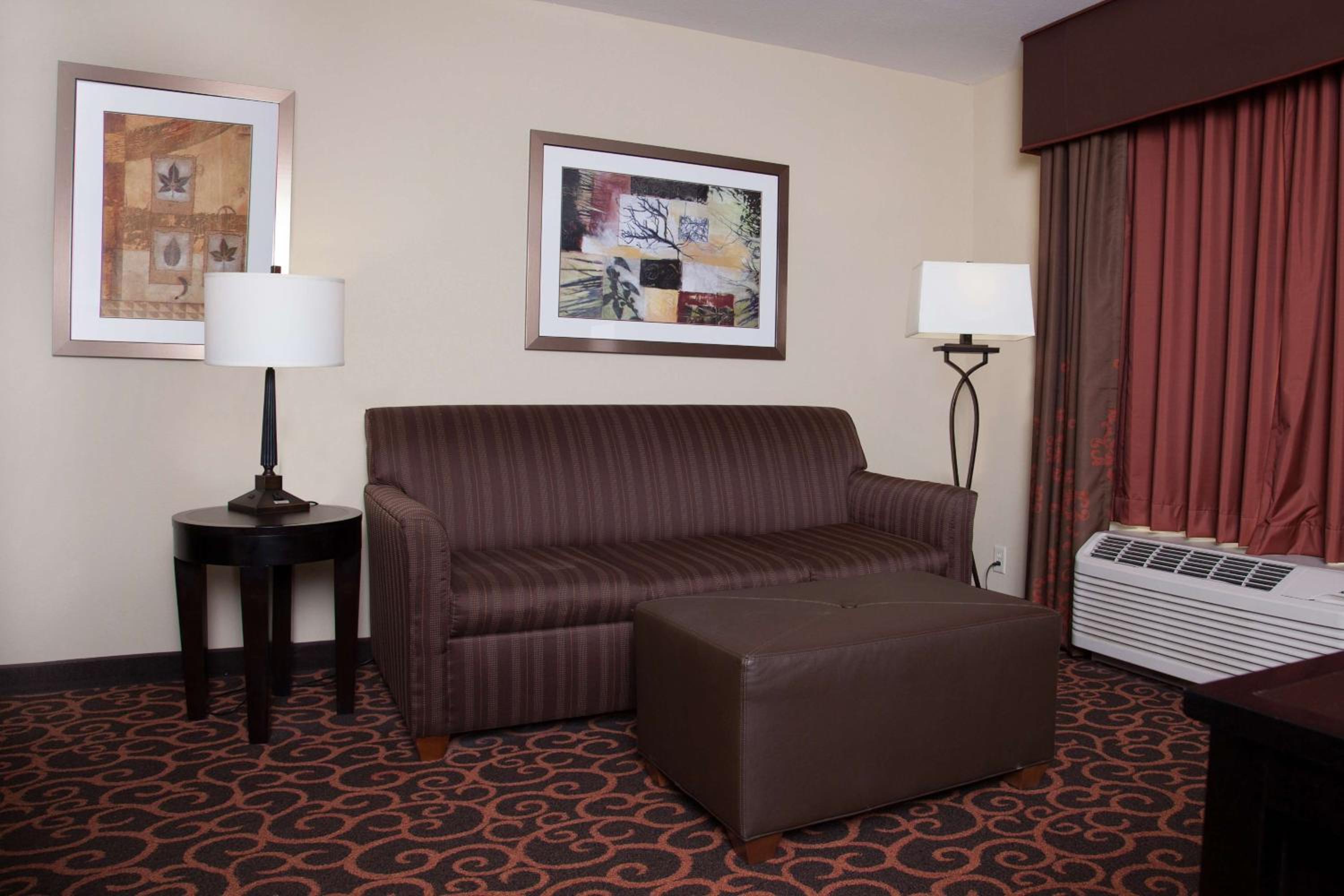 Dickinson Vacations - Hampton Inn  Suites Dickinson ND - Property Image 18