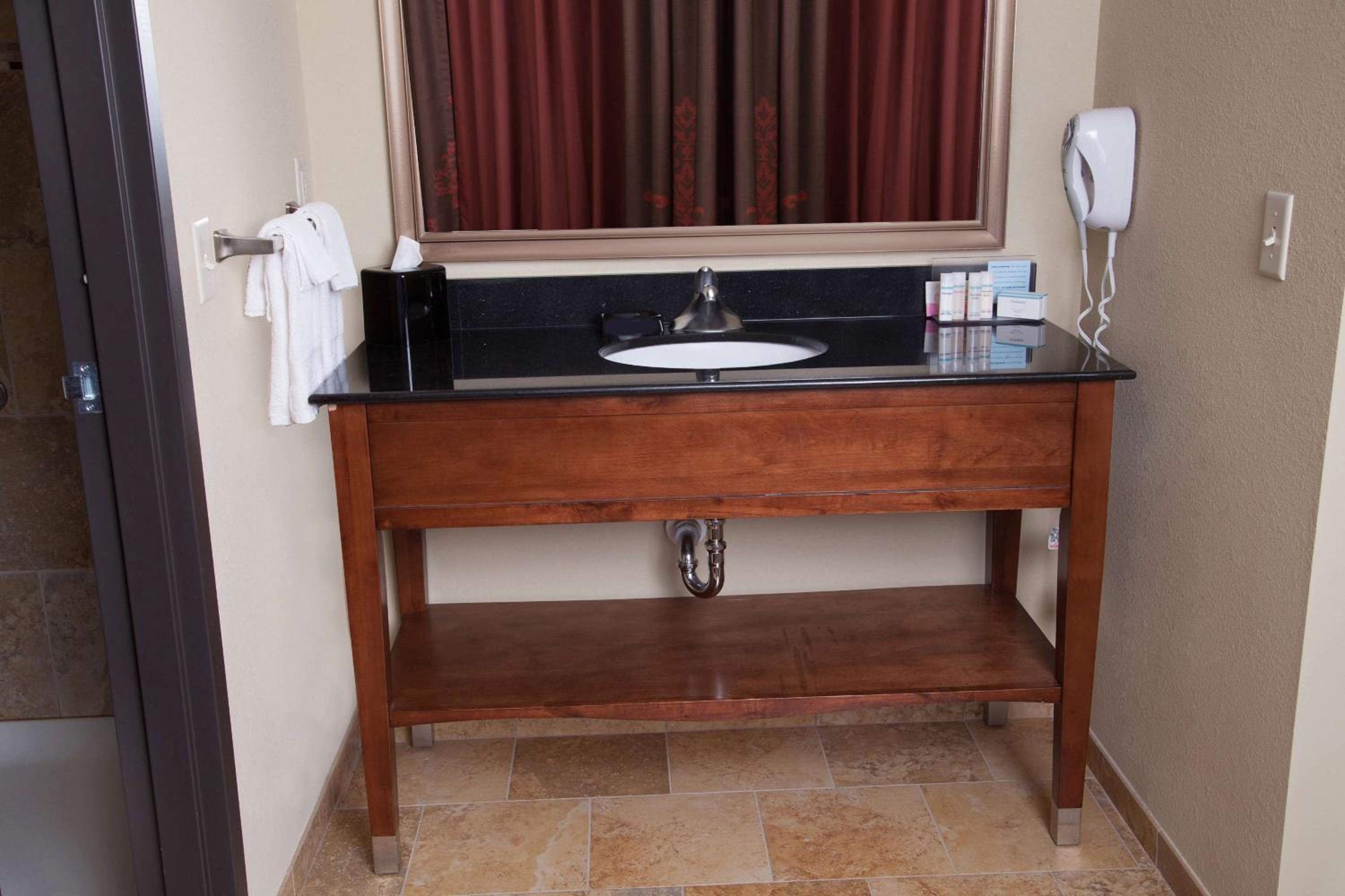 Dickinson Vacations - Hampton Inn  Suites Dickinson ND - Property Image 20